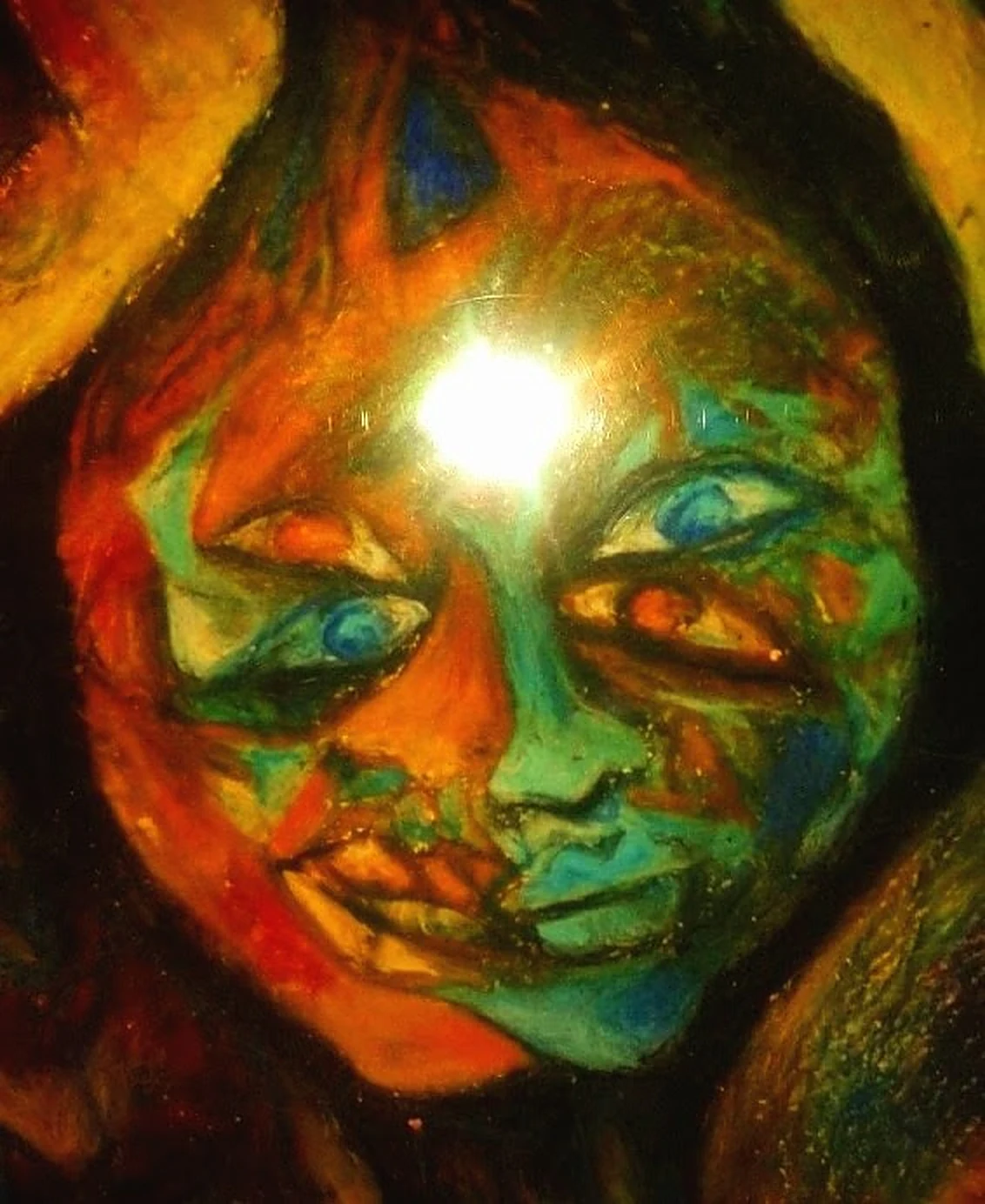 Farbintensives Gemälde eines Gesichts mit einem Licht auf der Stirn, gemalt von Katharina