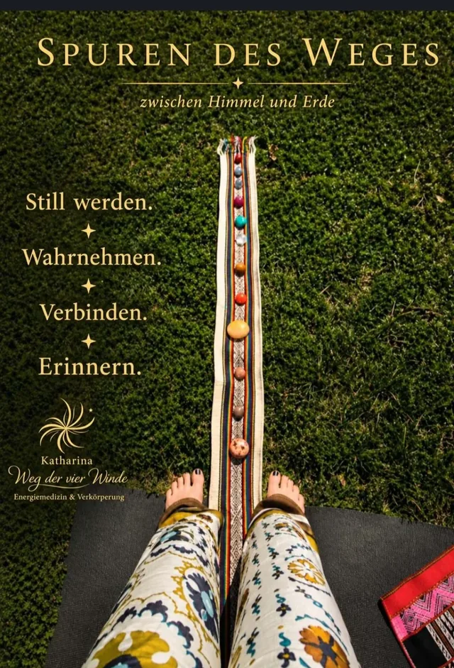 Spuren des Weges – zwischen Himmel und Erde: nackte Füße auf einem gewebten Band mit Kuyas im Gras. Still werden. Wahrnehmen. Verbinden. Erinnern.